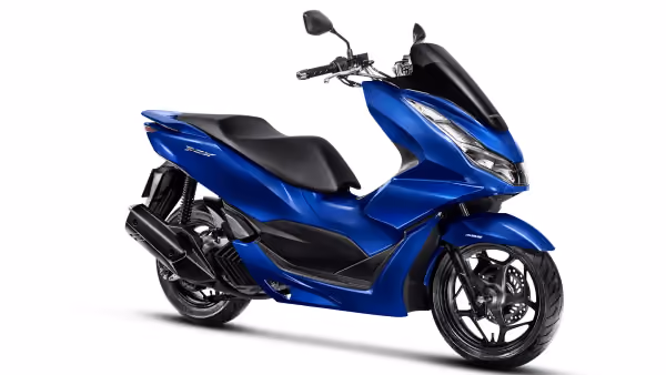 PCX na cor azul perolizado, vista frontal e lateral direita